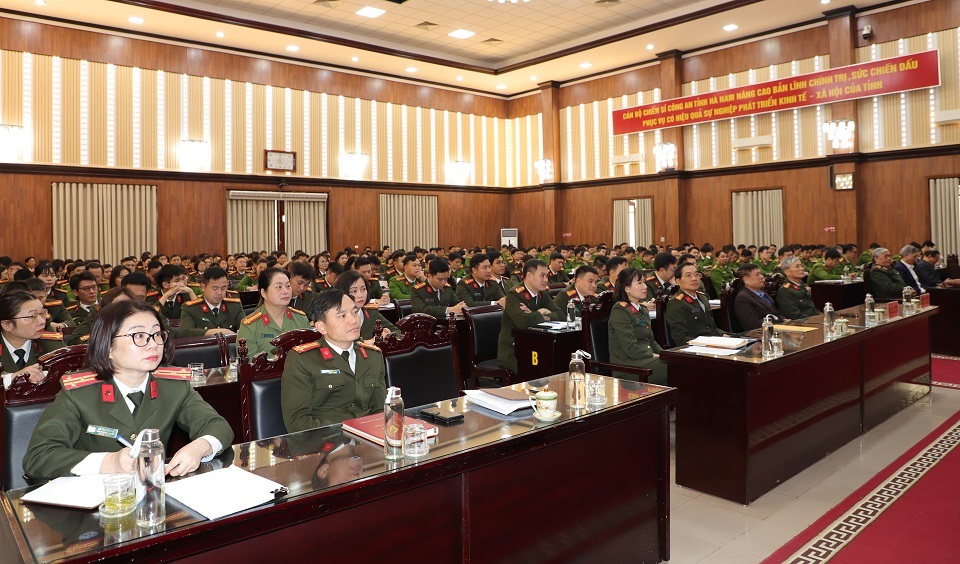 Các đại biểu dự sinh hoạt chính trị.