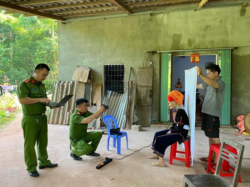 Cán bộ, chiến sỹ đến tận nhà dân để thu nhận hồ sơ cấp CCCD và tạo lập tài khoản định danh điện tử cho những trường hợp già yếu, ốm đau, đi lại khó khăn.