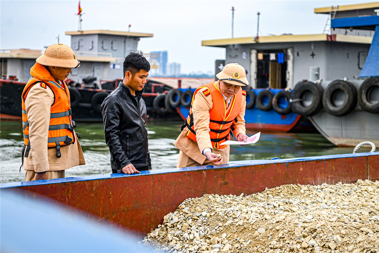 Tổ tuần tra kiểm tra 01 tàu chở vật liệu xây dựng.