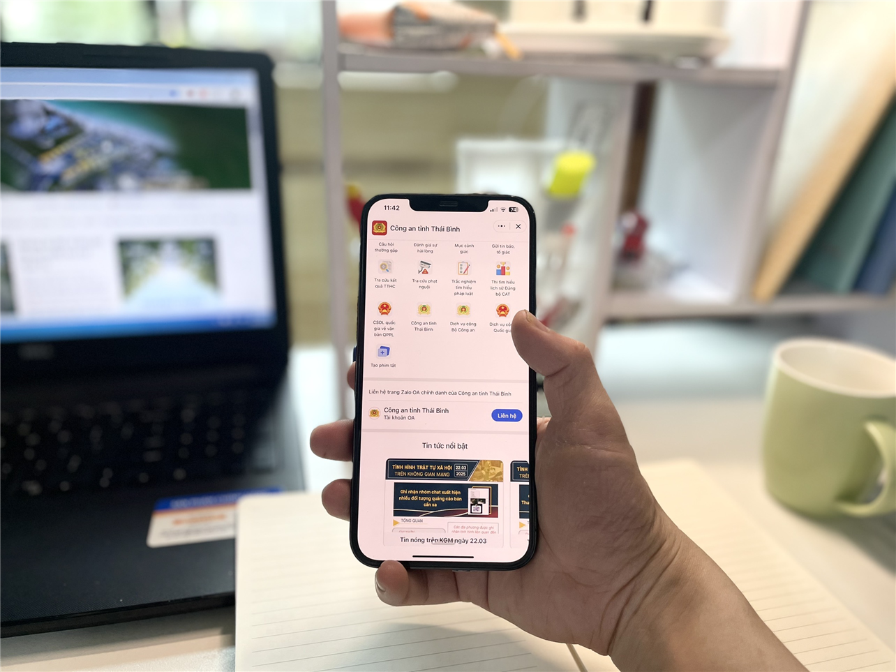 Người dân trải nghiệm các dịch vụ, tiện ích trực tuyến trên ứng dụng.