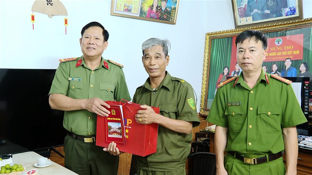 Ảnh 1, 2: Đồng chí Đại tá Đinh Trọng Soạn, Phó Giám đốc Công an tỉnh thăm, tri ân, tặng quà đồng chí Hoàng Minh Nhuận, ở phố Bình Yên, phường Ninh Khánh, thành phố Ninh Bình.
