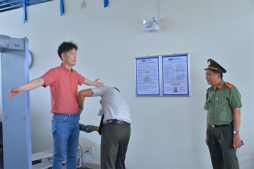 Lực lượng An ninh sân bay kiểm soát, soi chiếu an ninh đối với hành khách lên máy bay.