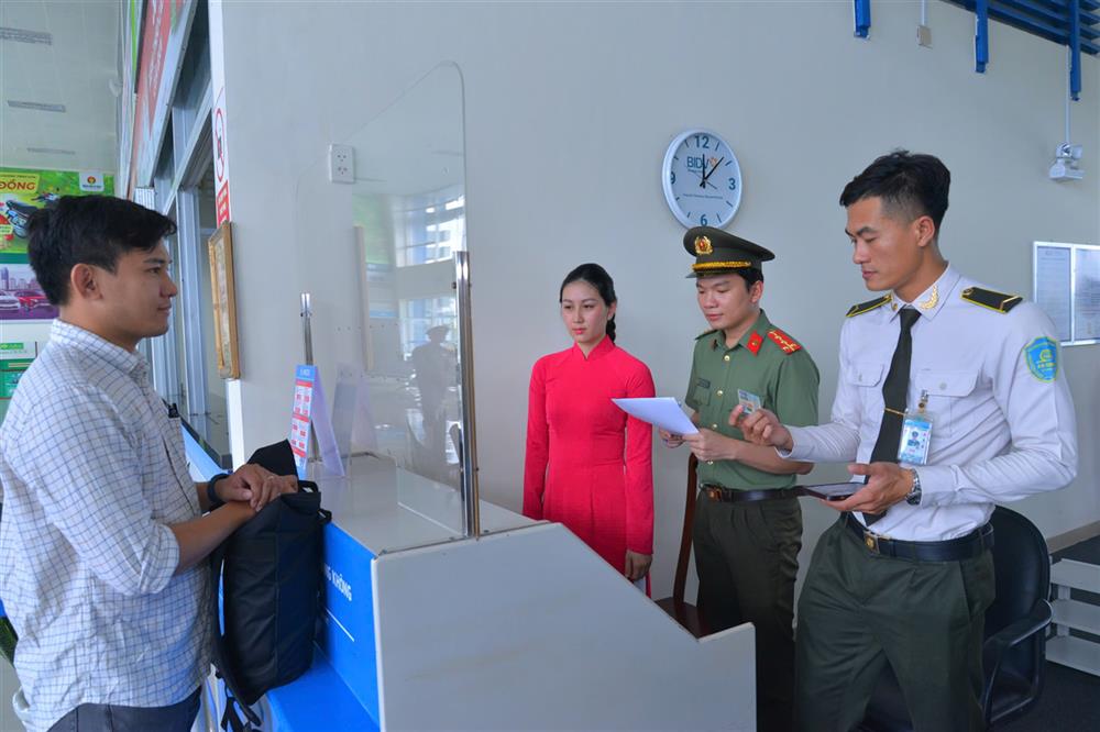 Cán bộ Đội An ninh hàng không và cán bộ lực lượng An ninh sân bay kiểm tra thủ tục lên máy bay của hành khách.