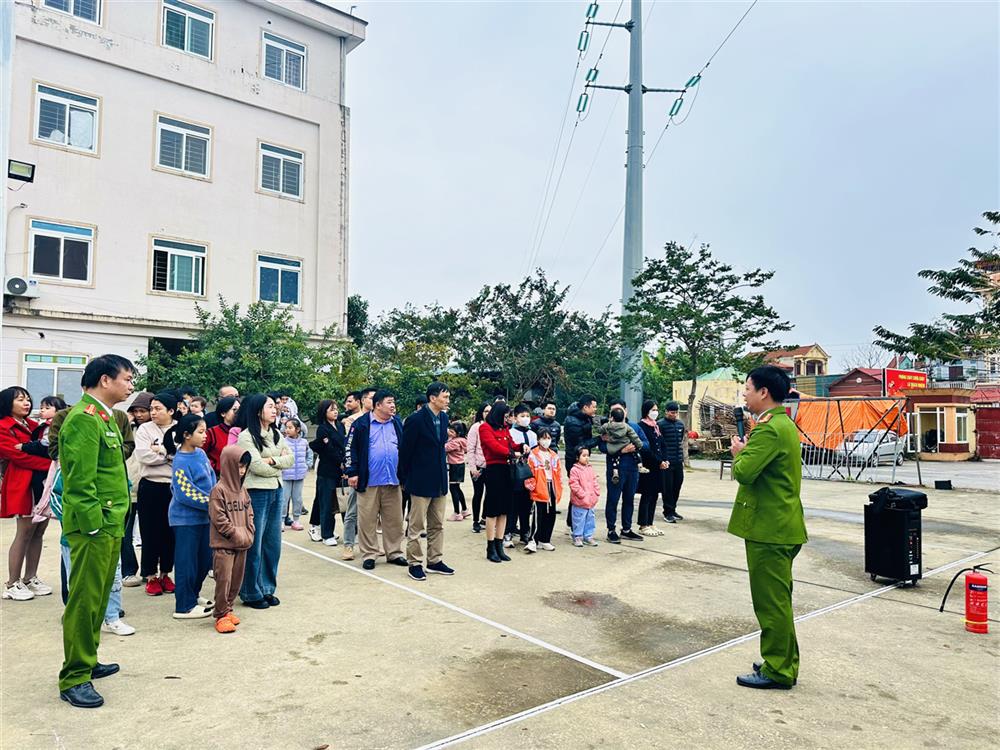 hướng dẫn sử dụng các phương tiện chữa cháy, cách thoát nạn trong đám cháy, thực hành chữa cháy, giải đáp các vấn đề có liên quan về công tác PCCC…