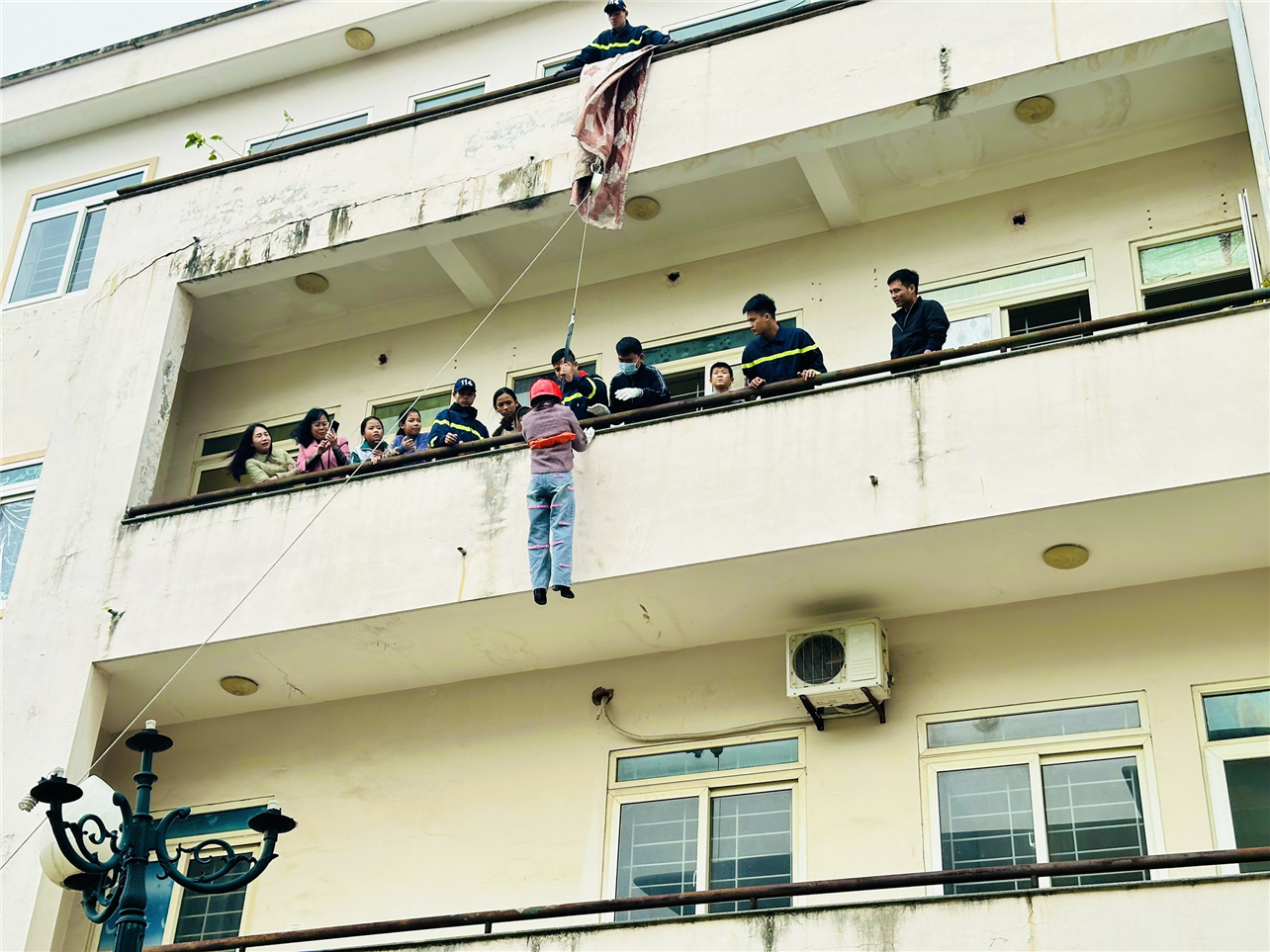 Qua buổi tập huấn, học viên đã nắm vững tính năng, tác dụng, phương pháp kiểm tra, sử dụng, bảo quản một số phương tiện chữa cháy thông dụng và cách xử lý một số tình huống cháy, nổ, tình huống gây nguy hiểm cho người, tài sản, phương tiện trong gia đình.