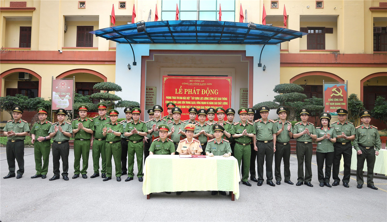 Các đơn vị ký kết giao ước thực hiện phong trào thi đua đặc biệt.