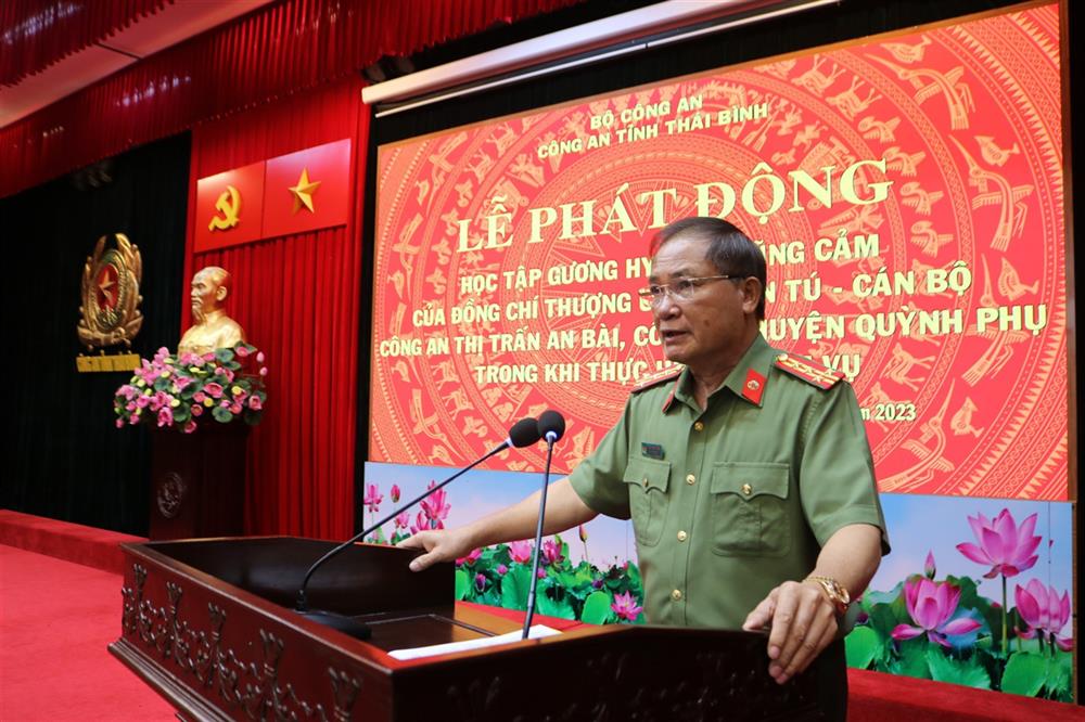 Đại tá Phạm Đình Tâm, Phó Giám đốc Công an tỉnh Thái Bình phát động học tập gương dũng cảm, cương quyết đấu tranh phòng, chống tội phạm của đồng chí Thượng úy Đỗ Văn Tú.