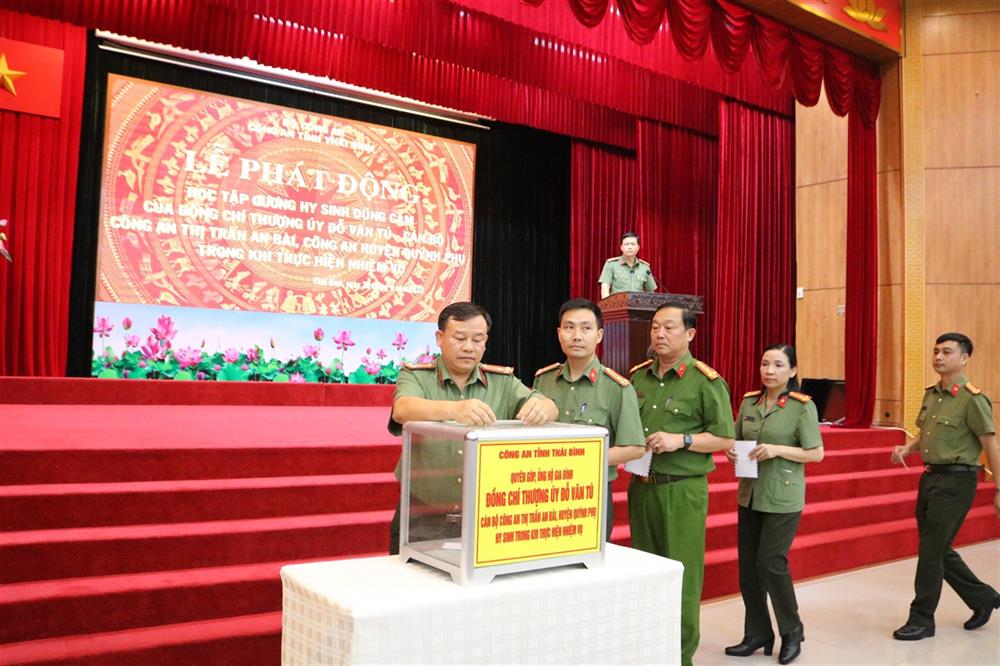 Tại Lễ phát động, Cán bộ, chiến sỹ Công an tỉnh Thái Bình quyên góp ủng hộ gia đình đồng chí Thượng úy Đỗ Văn Tú.