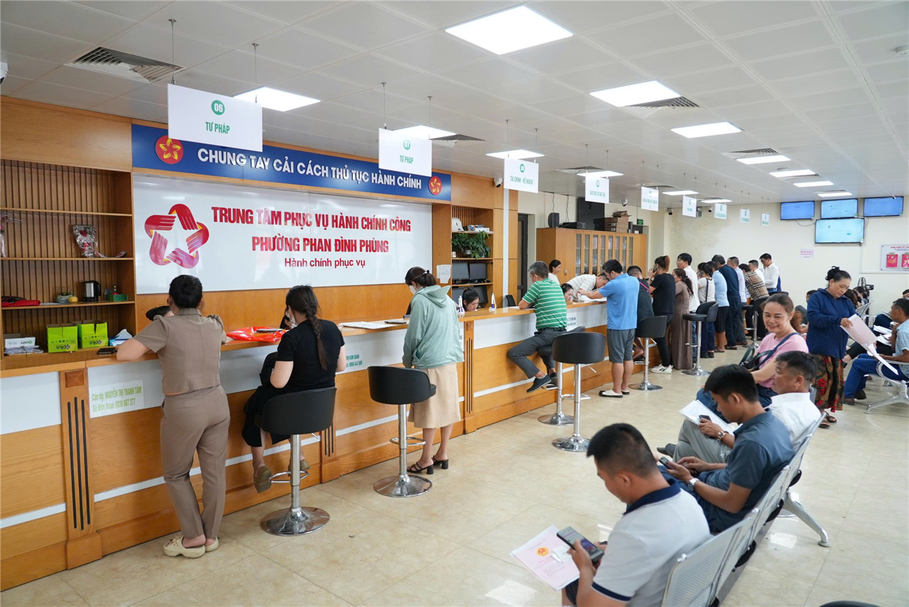 Người dân thực hiện các dịch vụ hành chính công tại Trung tâm dịch vụ hành chính công Phường Phan Đình Phùng.
