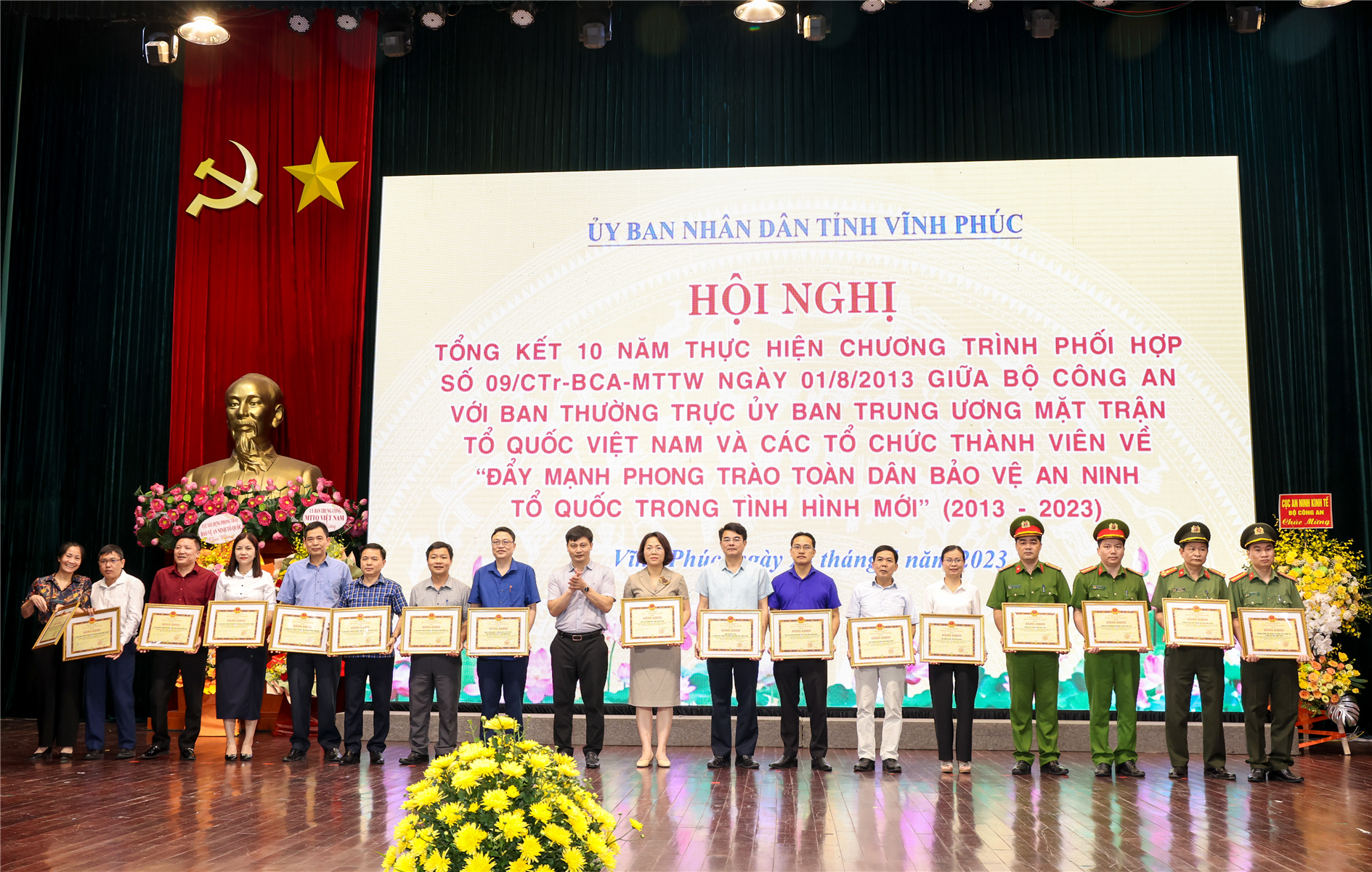 đồng chí: Nguyễn Trung Hải, Phó Chủ tịch Thường trực Hội đồng nhân dân tỉnh Vĩnh Phúc Bằng Khen của Ủy ban nhân dân tỉnh tặng các tập thể, cá nhân có thành tích xuất sắc.