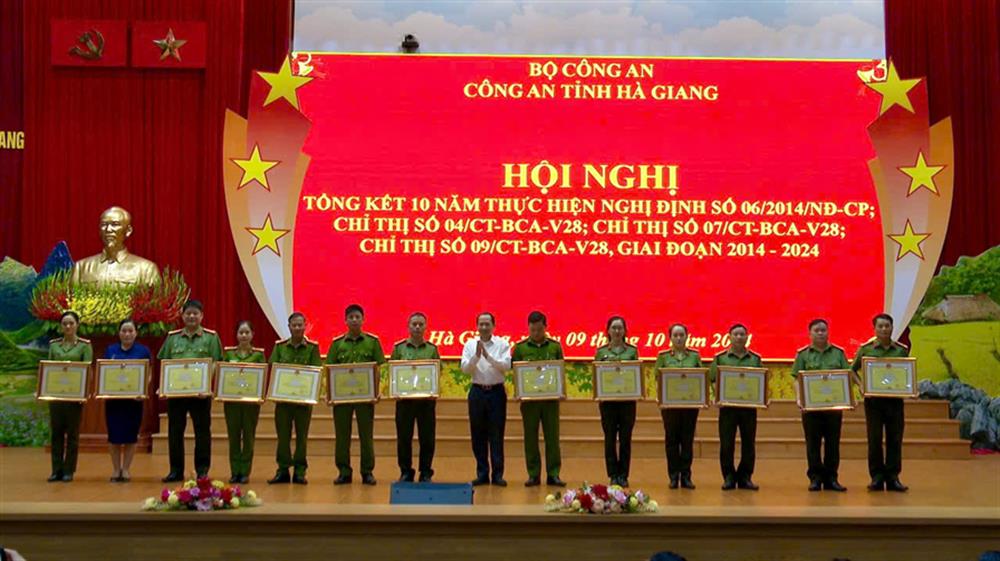 Đồng chí Trần Đức Quý, Phó Chủ tịch Ủy ban nhân dân tỉnh trao Bằng khen tặng các tập thể, cá nhân có thành tích xuất sắc.