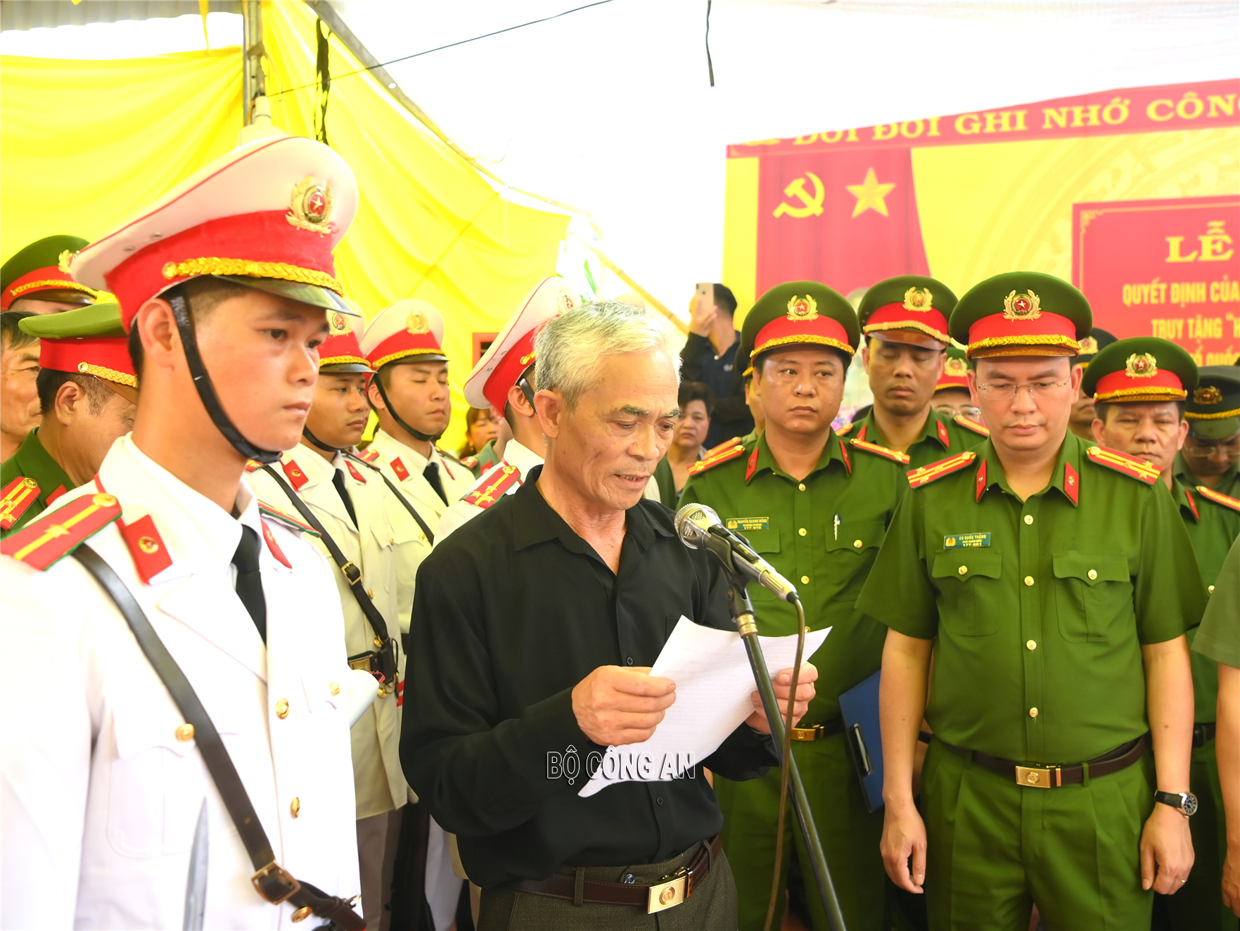 Đại diện gia đình phát biểu cảm ơn.