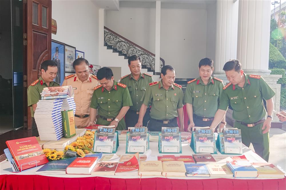 Lãnh đạo CATP và đại biểu thăm quan gian trưng bày, giới thiệu sách.