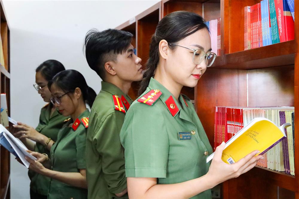 CBCS nghiên cứu tài liệu nâng cao trình độ kiến thức, nghiệp vụ.