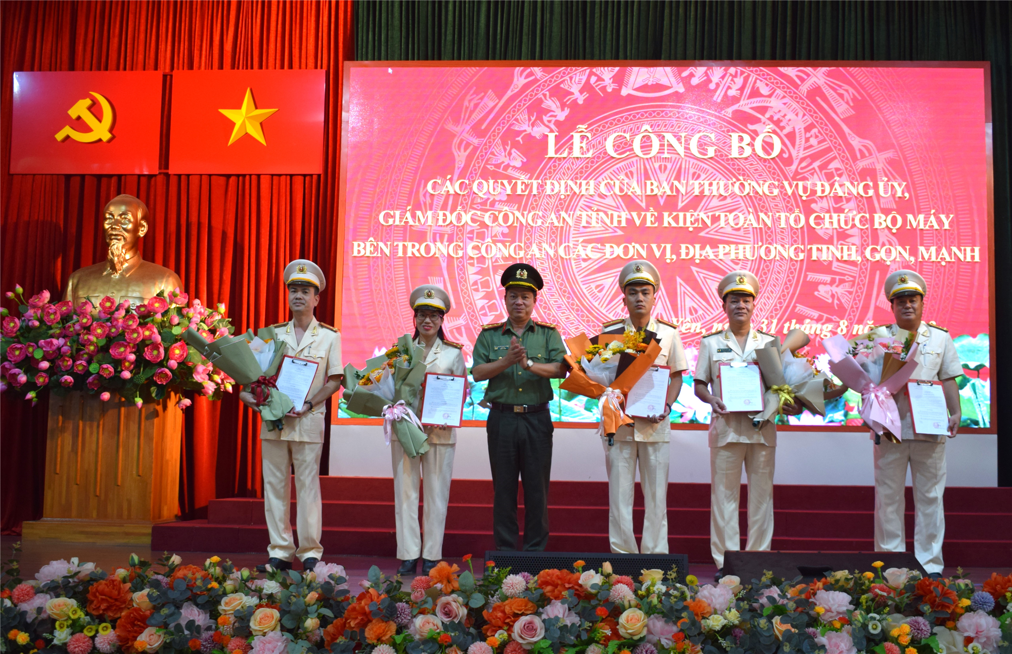 Đại tá Nguyễn Thanh Trường, Giám đốc Công an tỉnh trao Quyết định điều động, bố trí cán bộ, cho các đồng chí giữ chức vụ lãnh đạo các đơn vị, địa phương.