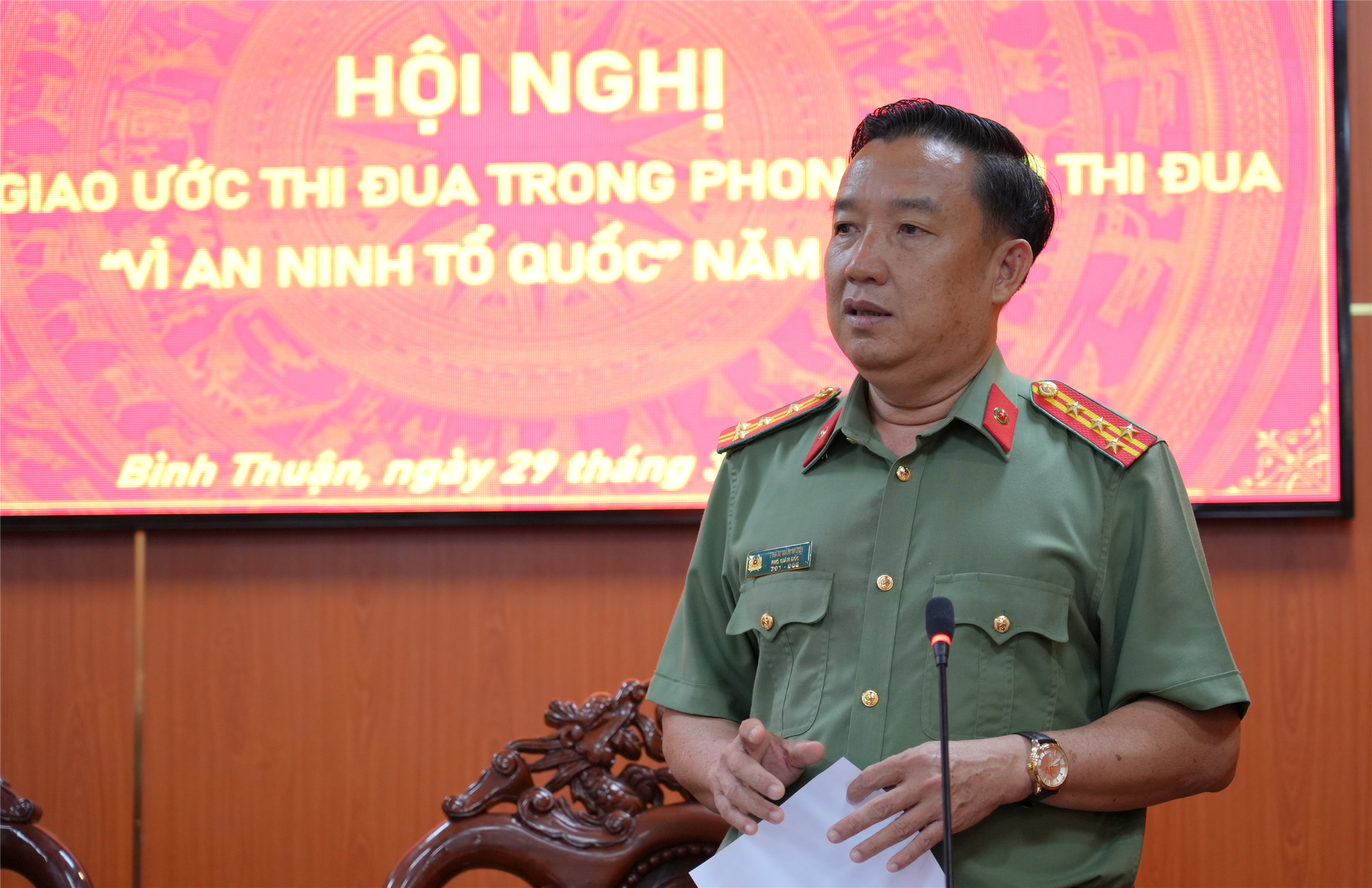 Đại tá Trần Văn Mười, Phó Giám đốc Công an tỉnh Bình Thuận, đại diện đơn vị Cụm trưởng Cum thi đua số 08-BCA phát biểu tại Hội nghị.
