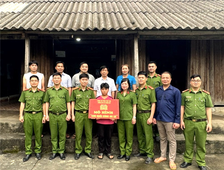 Công an xã Xuân An triển khai chương trình “Con nuôi Công an xã”, nhận đỡ đầu cháu Triệu Văn Hưng - học sinh có hoàn cảnh đặc biệt khó khăn.