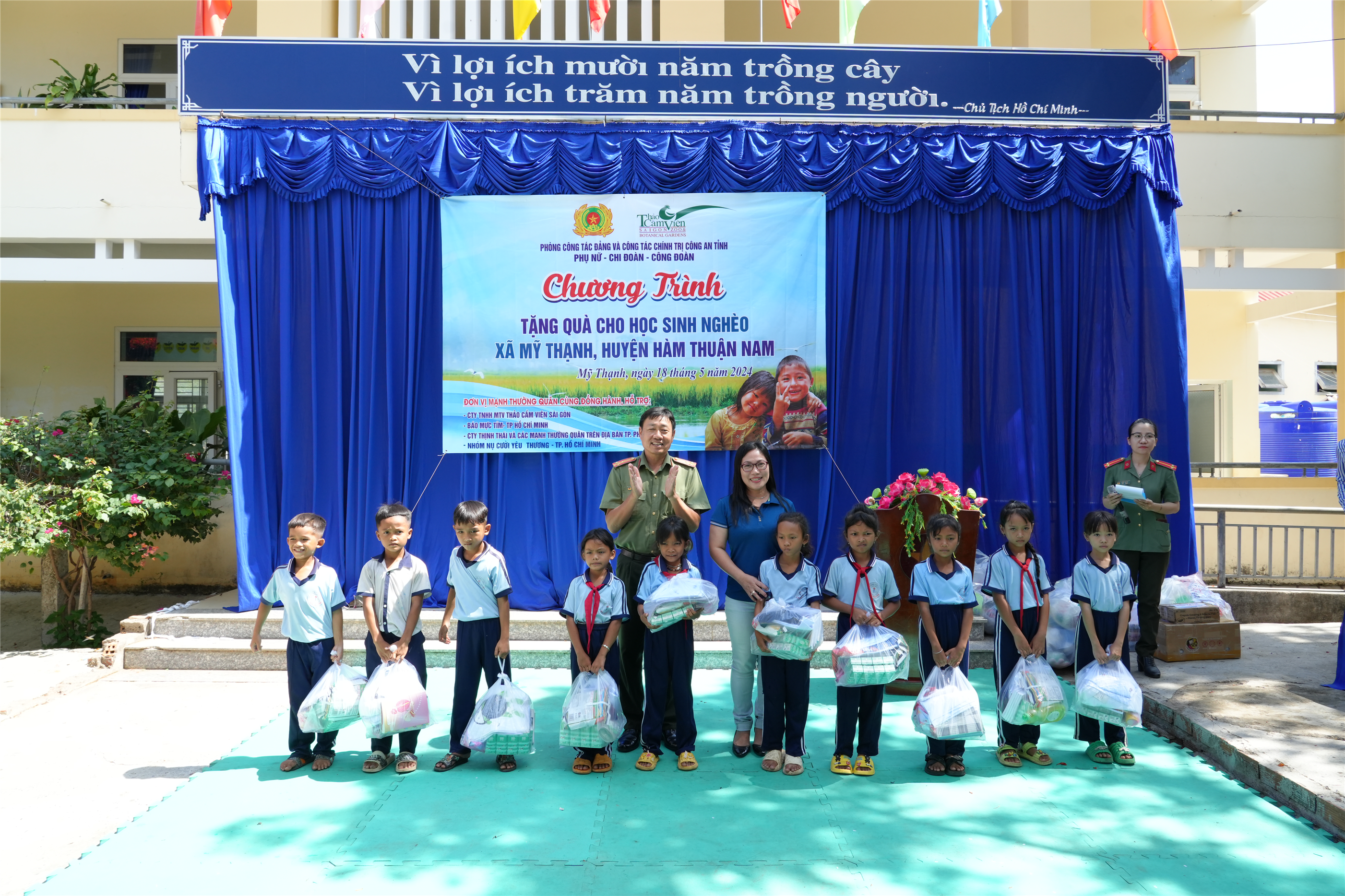 Đoàn tặng nhiều phần quà có ý nghĩa tại Trường tiểu học Mỹ Thạnh.