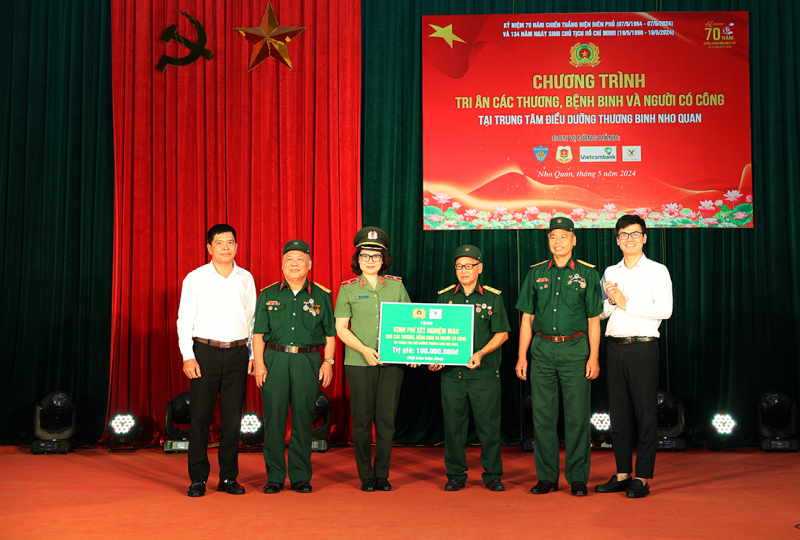 ãnh đạo Cục công tác Đảng và công tác chính trị và các đơn vị tặng quà cho Trung tâm và các thương, bệnh binh, người có công tại Trung tâm điều dưỡng thương binh Nho Quan.