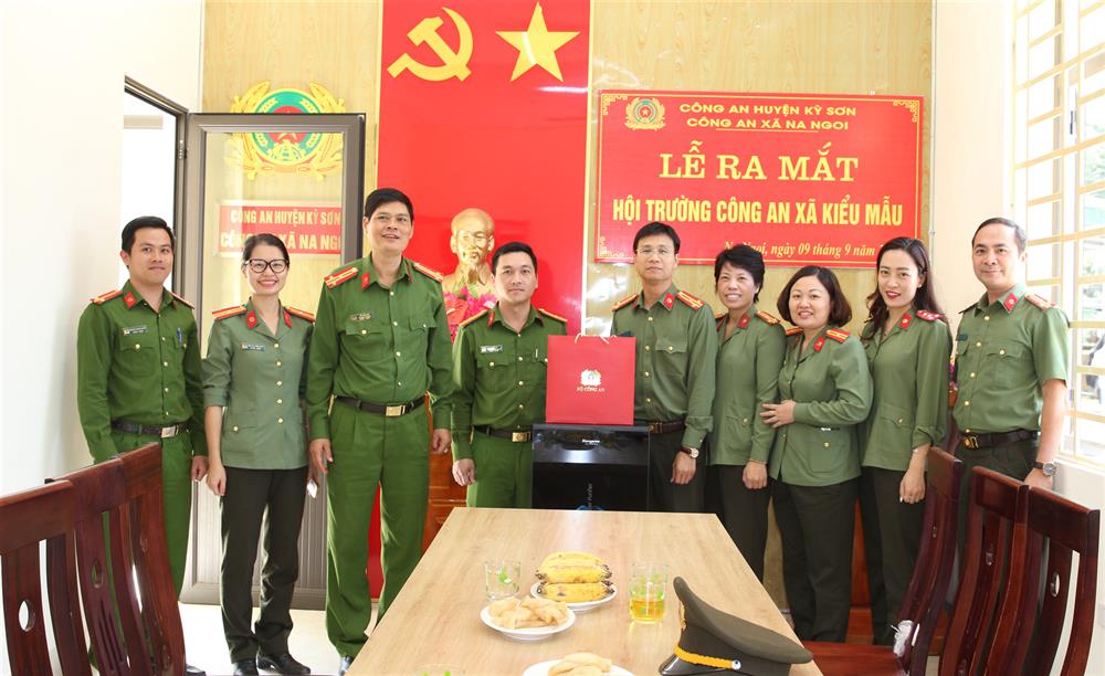 Các đơn vị trao quà tặng Công an xã Na Ngoi, huyện Kỳ Sơn.
