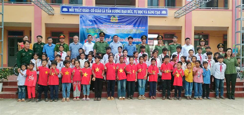 Đoàn trao 65 xe đạp và 1.000 đầu sách và các vật dụng nhu yếu phẩm khác tặng Trường phổ thông bán trí Tam Hợp, huyện Tương Dương.