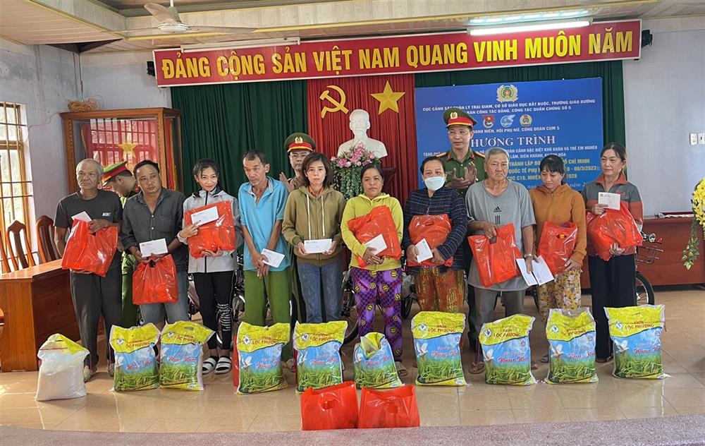 Đoàn công tác trao tặng quà cho các hộ gia đình có hoàn cảnh đặc biệt khó khăn.