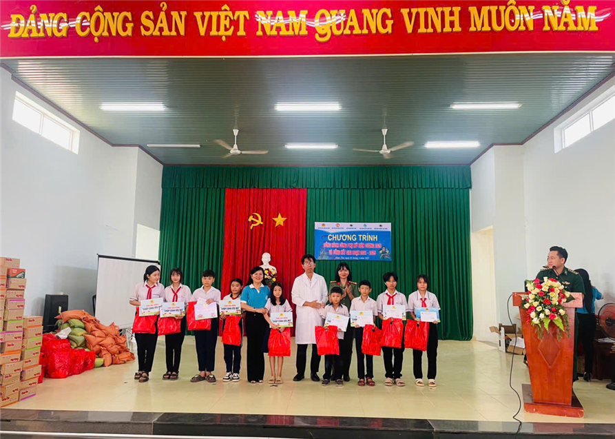 Ban Phụ nữ Công an tỉnh tặng học bổng cho các em học sinh vượt khó.
