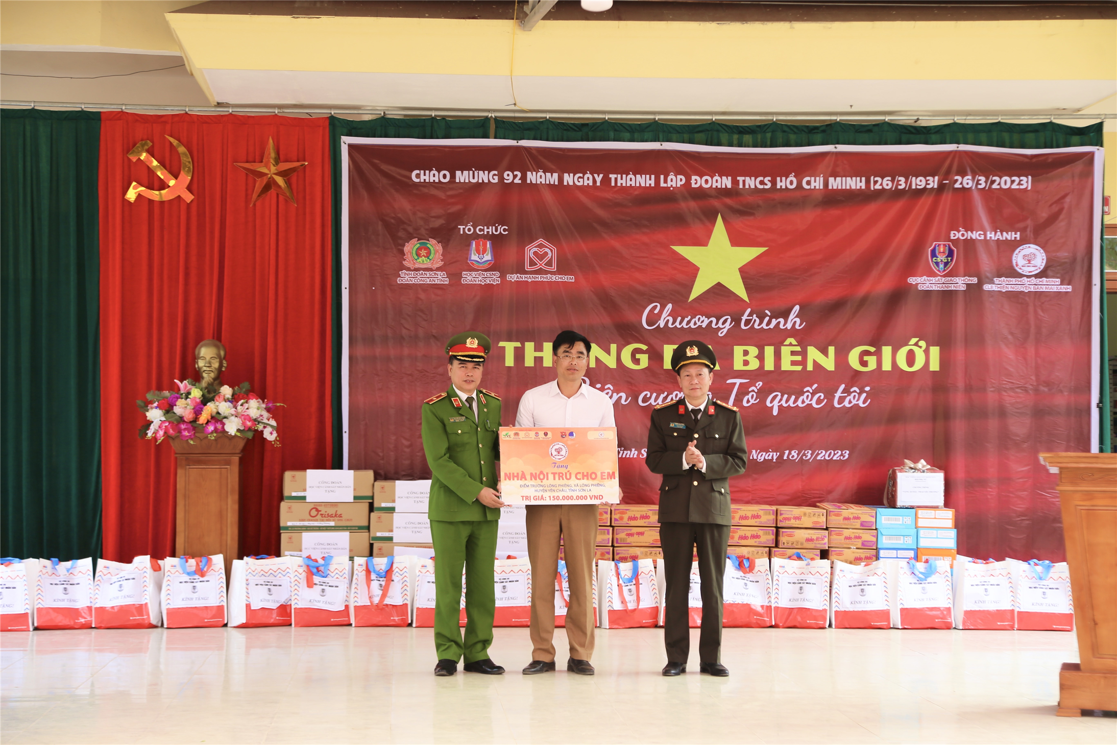 Thiếu tướng, GS.TS Nguyễn Đắc Hoan - Phó Giám đốc Học viện CSND và Đại tá Đinh Công Thành - Phó Giám đốc Công an tỉnh Sơn La trao tặng công trình nhà bán trú cho điểm trường