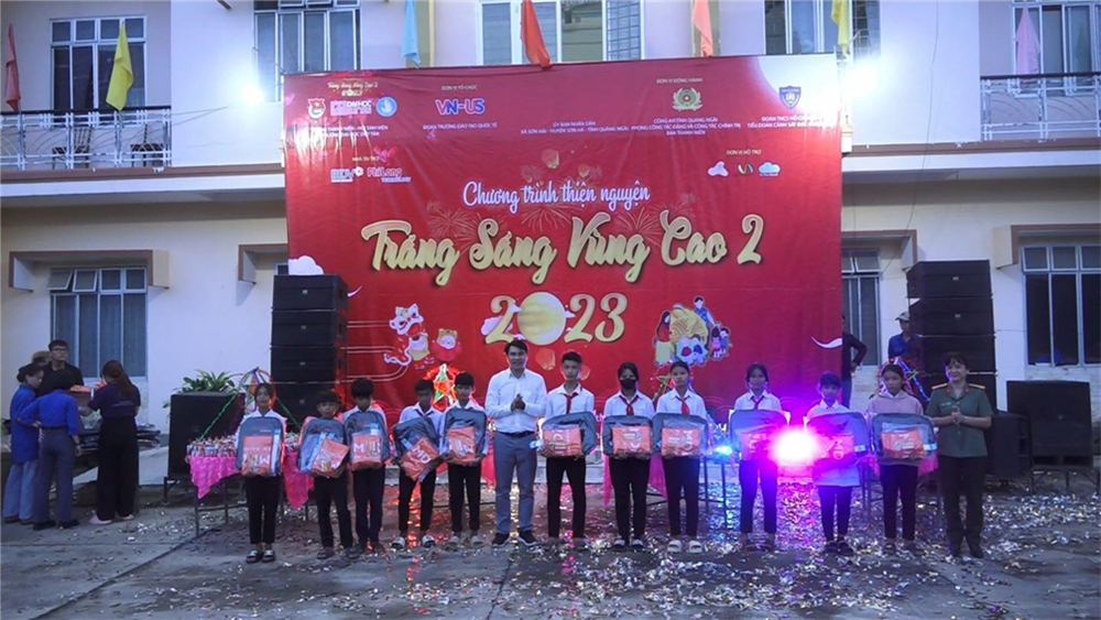 Tuổi trẻ Công an tỉnh cắt tóc miễn phí, tặng quà cho các em thiếu nhi vui Trung thu tại xã Sơn Hải, huyện Sơn Hà.