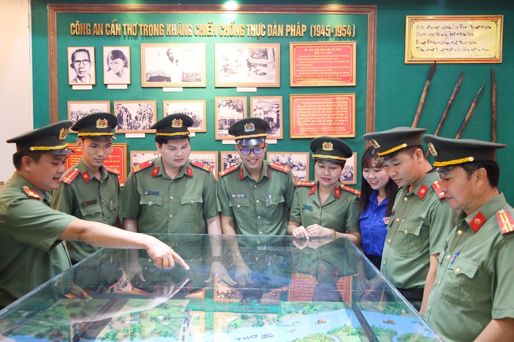 Đoàn viên, thanh niên thăm qua di tích lịch sử Nhà truyền thống CATP Cần Thơ