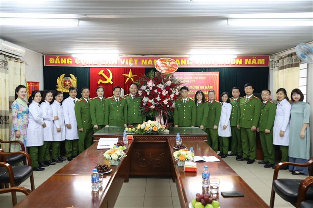 Thiếu tướng Lê Ngọc Châu, Tư lệnh Cảnh sát cơ động làm Trưởng đoàn cũng đã đến thăm, tặng hoa chúc mừng tập thể y, bác sĩ Phòng Y tế, Bộ Tư lệnh Cảnh sát cơ động.