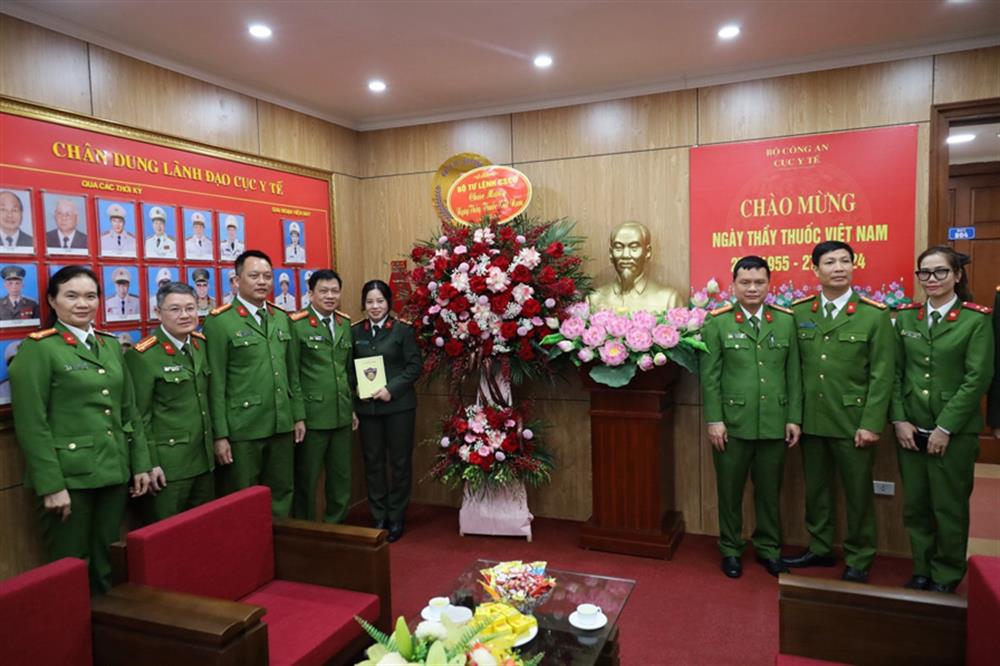 Bộ Tư lệnh Cảnh sát cơ động tặng hoa, chúc mừng tập thể lãnh đạo, y bác sĩ, cán bộ làm công tác y tế tại Cục Y tế - Bộ Công an