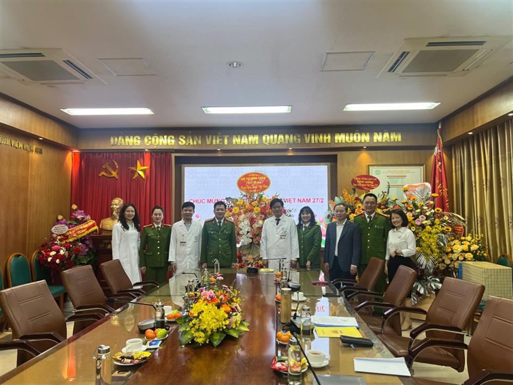 Bộ Tư lệnh Cảnh sát cơ động tặng hoa chúc mừng Bệnh viện Bạch Mai nhân ngày Thầy thuốc Việt Nam.