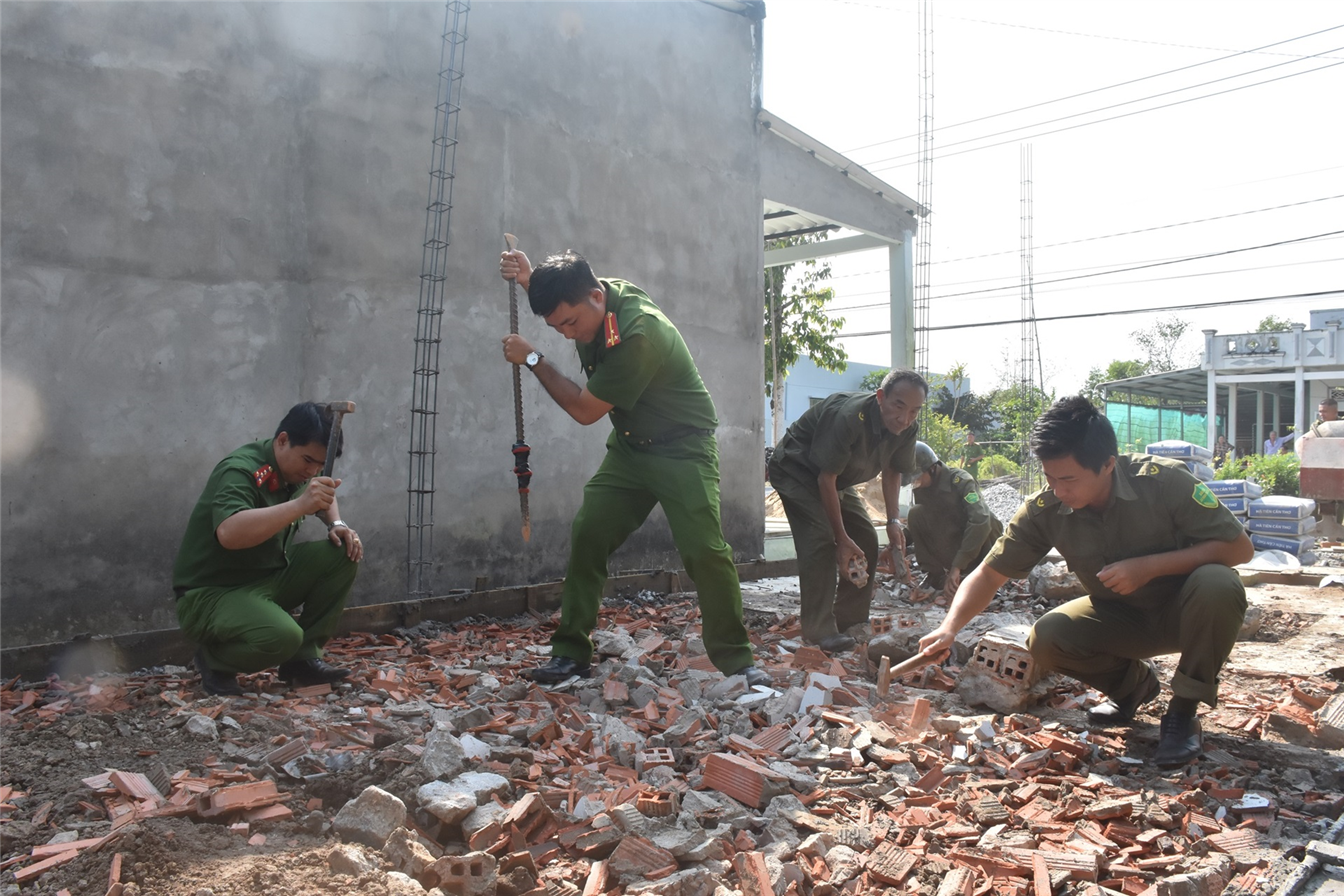 Đoàn viên thanh niên Công an tỉnh hỗ trợ người dân xây dựng nhà ở.