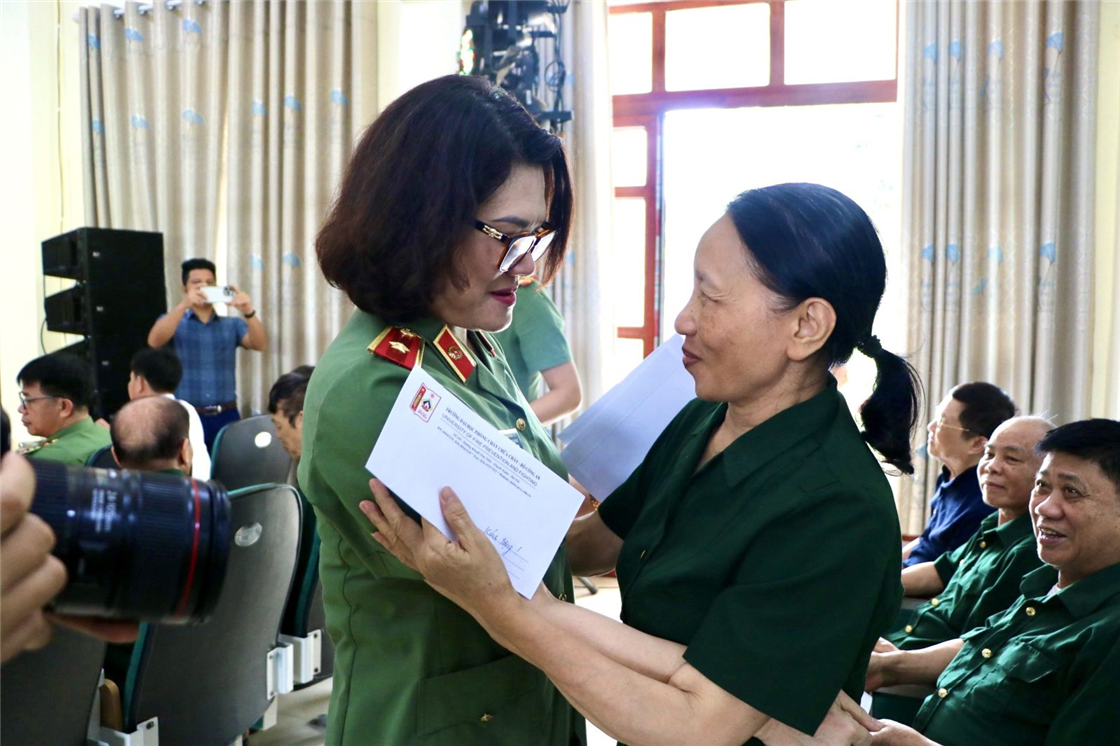 Thiếu tướng Ngô Hoài Thu, Phó Cục trưởng Cục Công tác Đảng và Công tác chính trị tặng quà cho bà Bùi Thị Giữa, nữ thương bệnh binh duy nhất tại Trại điều dưỡng thương bệnh binh Lạng Giang.