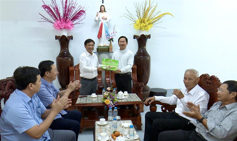 Đại tá Lê Thanh Hùng, Phó Giám đốc Công an tỉnh Bạc Liêu trao quà tặng Linh mục Võ Văn Hoài, Chánh sở Họ đạo Giá Rai.