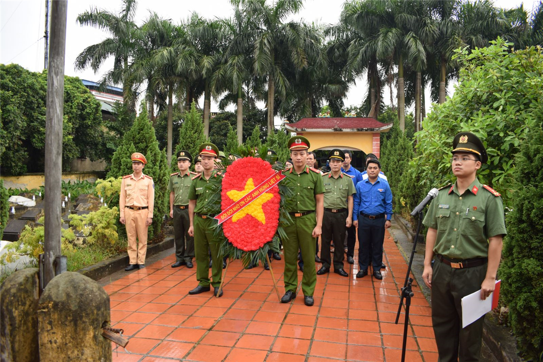 Để phát huy truyền thống “Uống nước nhớ nguồn” của dân tộc, các đơn vị đã tổ chức dâng hương, dâng hoa tại Nghĩa trang liệt sỹ của xã Vân Du, huyện Ân Thi