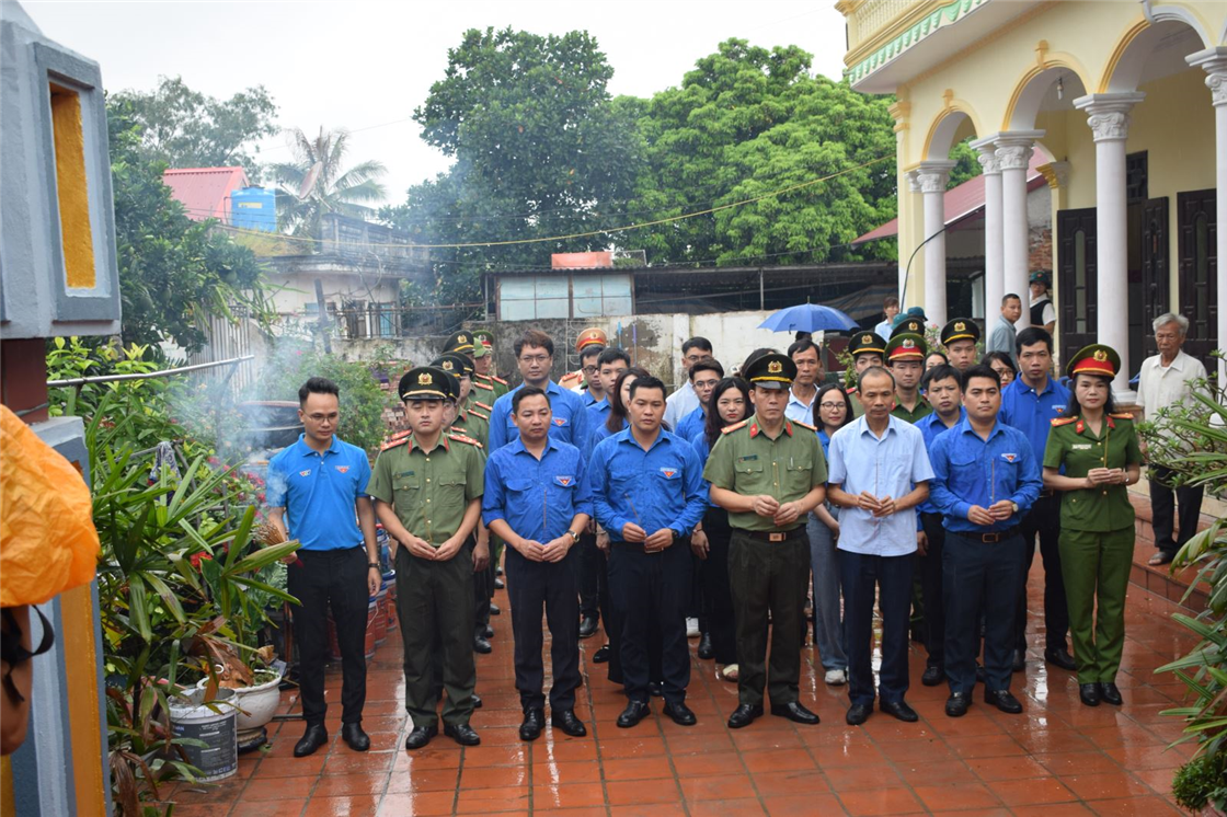 dâng hương tưởng niệm nữ anh hùng liệt sỹ Công an nhân dân Bùi Thị Cúc tại gia đình của bà ở thôn Vân Mạc, xã Vân Du; dâng hương tưởng nhớ thân mẫu Chủ tịch Hồ Chí Minh tại Đền thờ Bà Hoàng Thị Loan, tại huyện Khoái Châu, tỉnh Hưng Yên.
