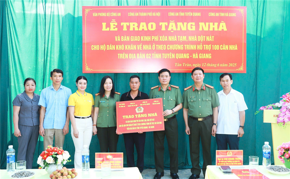 Văn phòng Bộ Công an, Công an thành phố Hà Nội, Công an hai tỉnh Tuyên Quang - Hà Giang và các đơn vị hỗ trợ kinh phí tặng gia đình anh Hoàng Văn Vững.