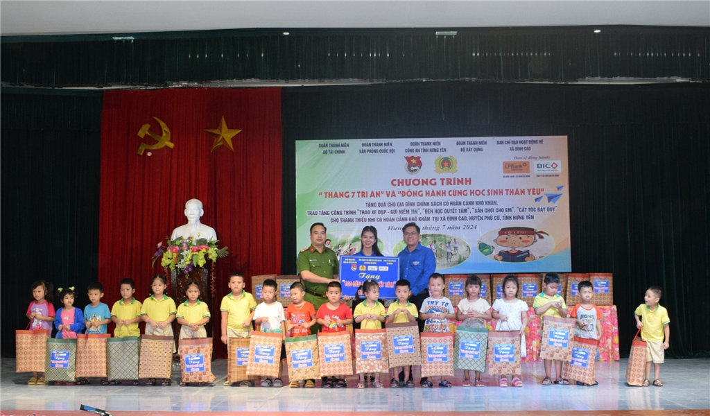 Trao tặng đèn học cho các cháu thiếu nhi.