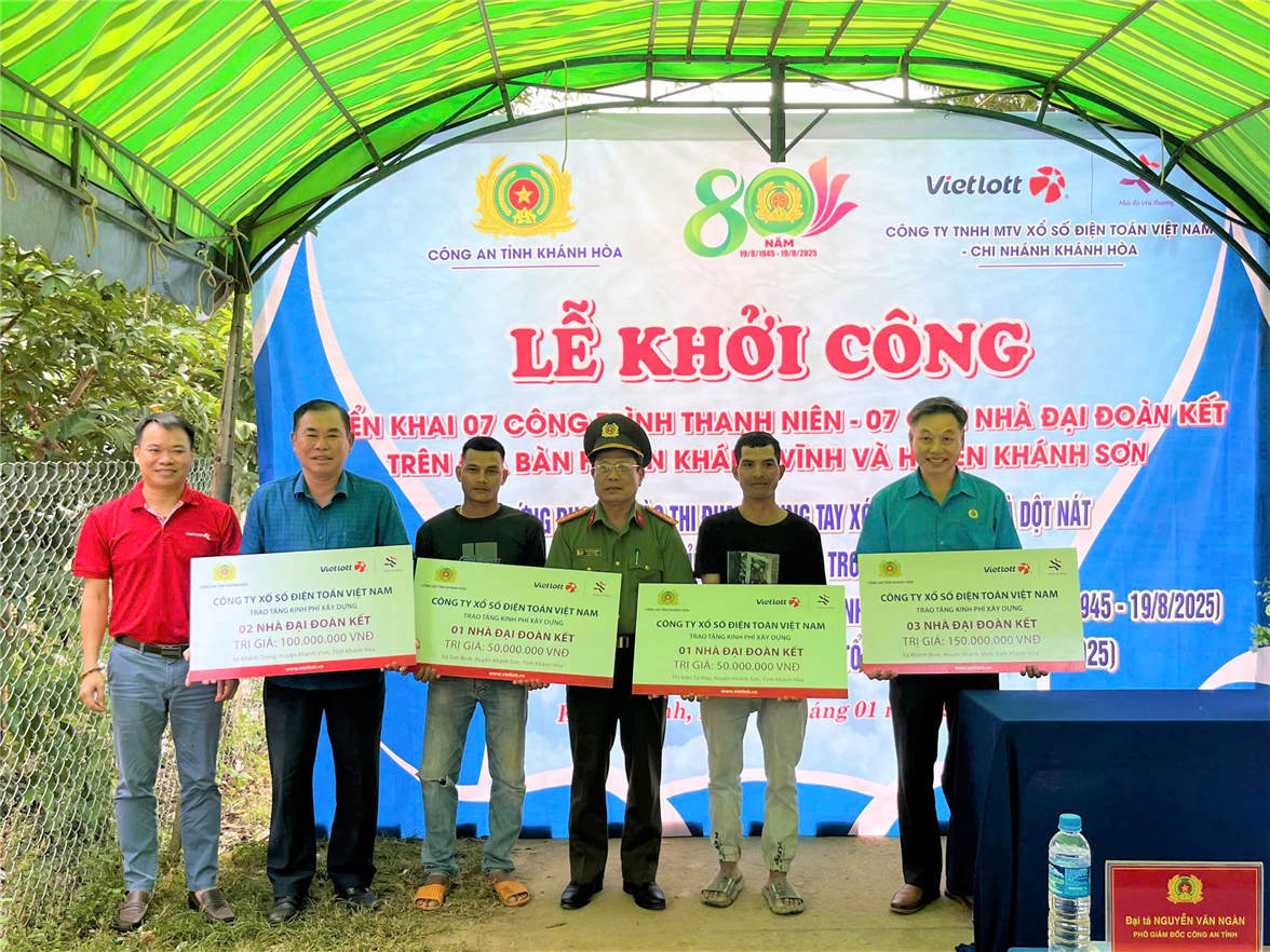 Các đơn vị trao bảng tượng trưng kinh phí cho các xã có gia đình được hỗ trợ xây dựng nhà tình nghĩa.