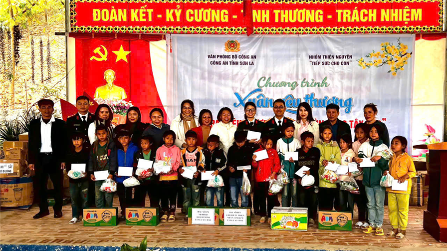 Đoàn công tác trao quà tặng các học sinh có hoàn cảnh khó khăn.