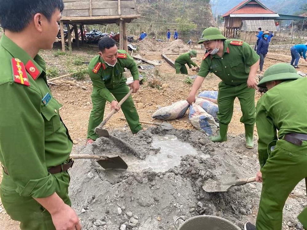 Công an Nghệ An cùng cả hệ thống chính trị, đoàn thể xã hội “tốc lực”tham gia chiến dịch xóa nhà dột nát, tạm bợ, vận chuyển nguyên vật liệu, san nền, làm móng để xây dựng nhà “3 cứng” Nhà tạm, nhà tranh tre dột nát được thay thế bằng những căn nhà “trên kín, dưới lành”, kiên cố, vững chãi