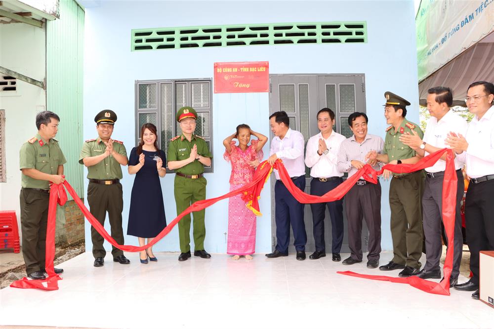 Lãnh đạo Bộ Công an, lãnh đạo Tỉnh ủy, Ủy ban nhân dân tỉnh và Công an tỉnh thực hiện nghi thức bàn giao căn nhà tặng gia đình bà Sơn Sà Qui.