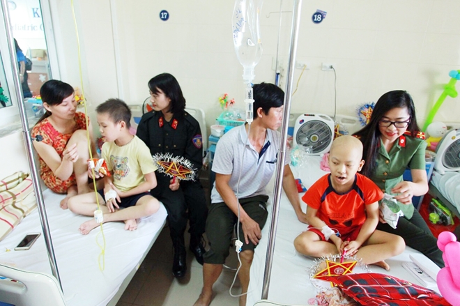 Các em bệnh nhân hào hứng đón nhận quà.