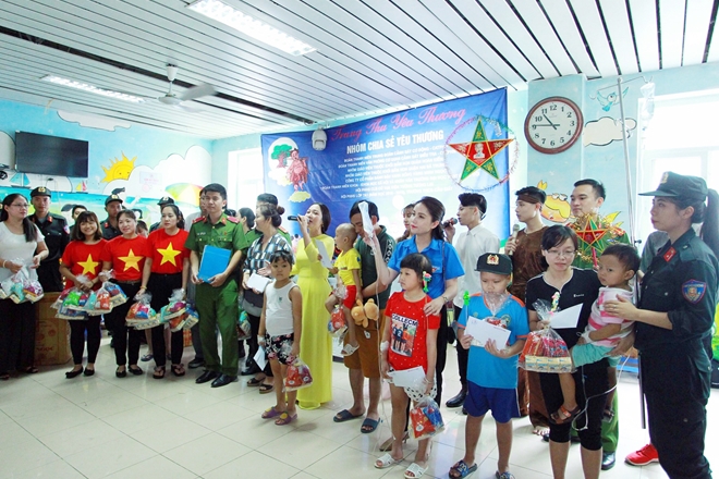 Các em bệnh nhân xem văn nghệ.