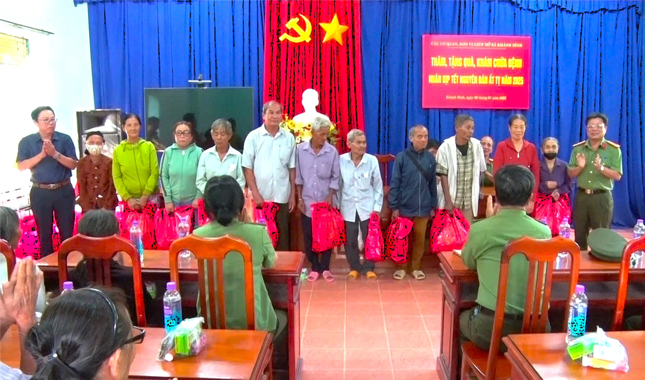 Đại diện lãnh đạo Công an tỉnh Khánh Hòa trao quà cho các hộ đồng bào dân tộc có hoàn cảnh khó khăn của xã Khánh Bình, huyện Khánh Vĩnh.