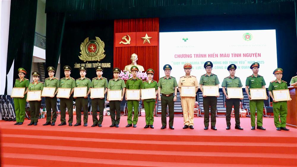 Đại tá Chu Quang Trung, Phó Giám đốc Công an tỉnh, Trưởng Ban Chỉ đạo vận động hiến máu tình nguyện Công an tỉnh Tuyên Quang trao Giấy khen của Giám đốc Công an tỉnh tặng 29 cá nhân và biểu dương 02 cá nhân đã có thành tích xuất sắc trong phong trào hiến máu tình nguyện.