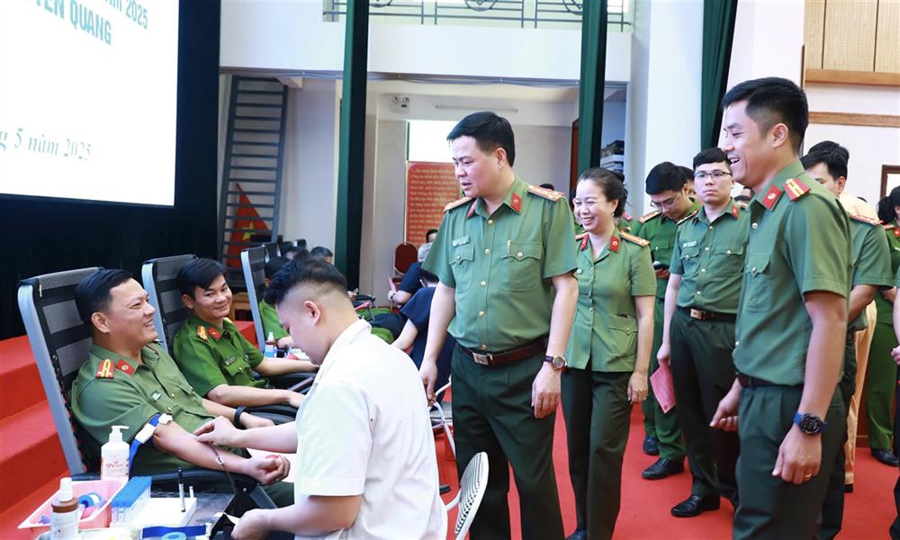 Đại tá Chu Quang Trung, Phó Giám đốc Công an tỉnh, Trưởng Ban Chỉ đạo vận động hiến máu tình nguyện Công an Tuyên Quang thăm hỏi, động viên cán bộ, chiến sĩ tham gia hiến máu.