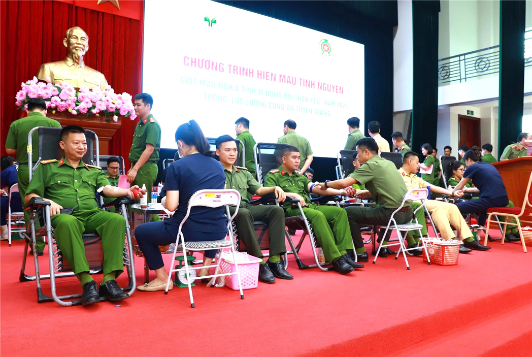 Cán bộ, chiến sĩ tham gia hiến máu tại chương trình.